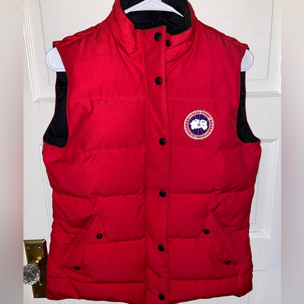 Canada goose, size medium, color red